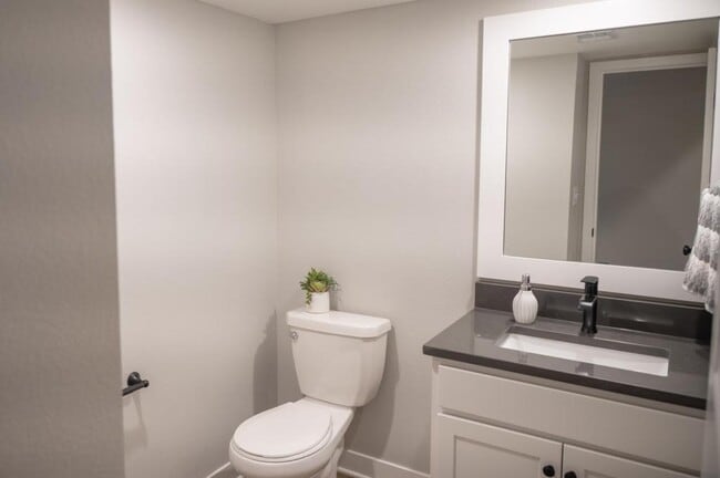 Building Photo - 4610 Forest Ave