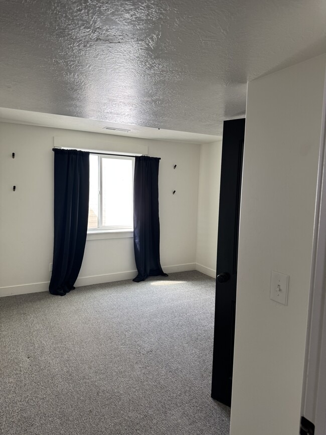 Building Photo - 890 W 110 S