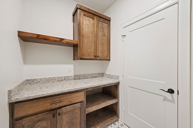 Building Photo - 4 bedroom in Flint! Only 2 years old!