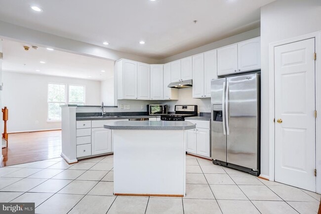 Building Photo - 4302 Day Lily Dr