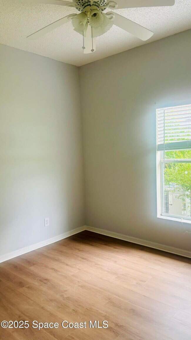 Building Photo - 1475 Knoll Ridge Dr