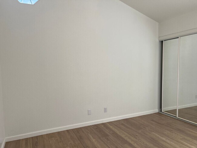 Building Photo - 1024 Paloma Ave