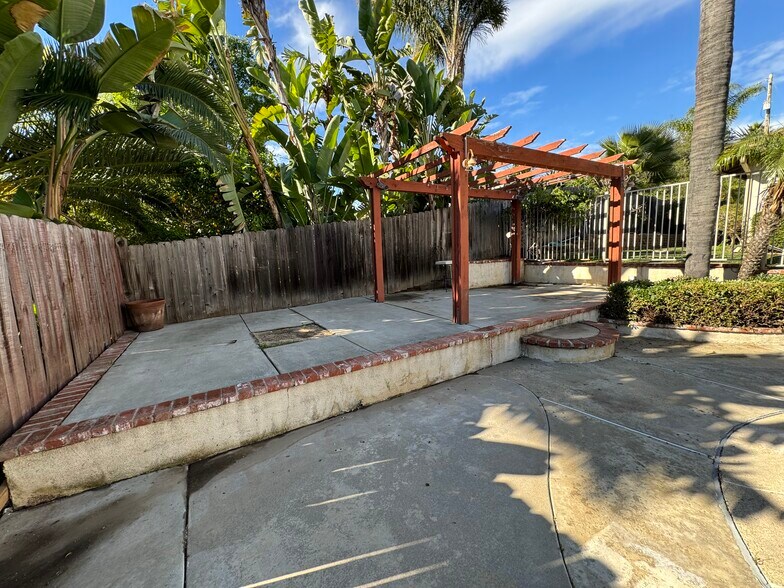 Building Photo - 1725 Hillcrest Ln