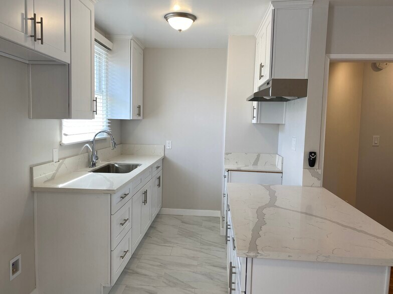 Building Photo - 12641 Vanowen St