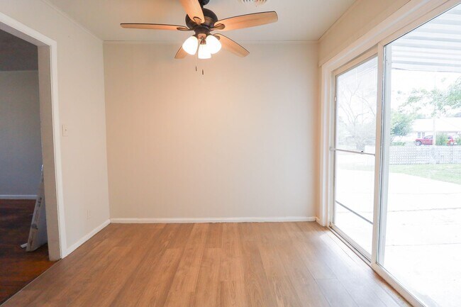 Building Photo - 3 BED 1 BATH! Schedule a tour today!