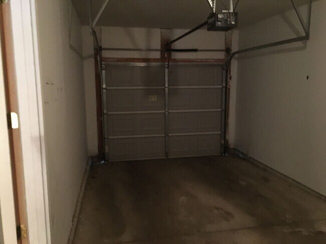 Building Photo - Adorable 2 bed 2 bath in Forest Hills Dist...