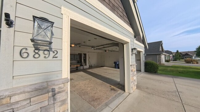 Building Photo - 6892 Baudelaire
