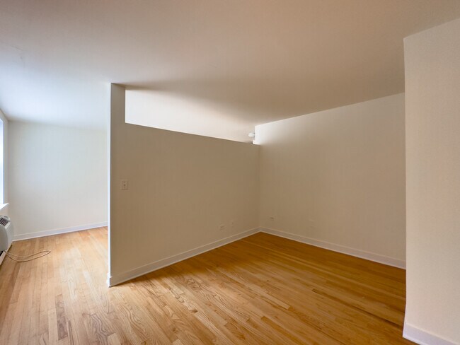 Building Photo - 630 W Wrightwood Ave