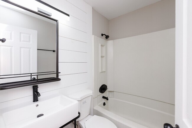 Building Photo - 3223 Alpine Ave