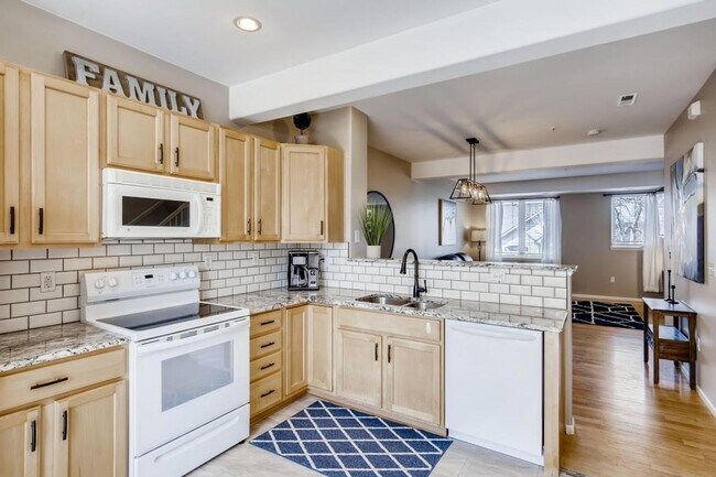 Building Photo - 2 bedromm, 2 bath townhome with attached 2...