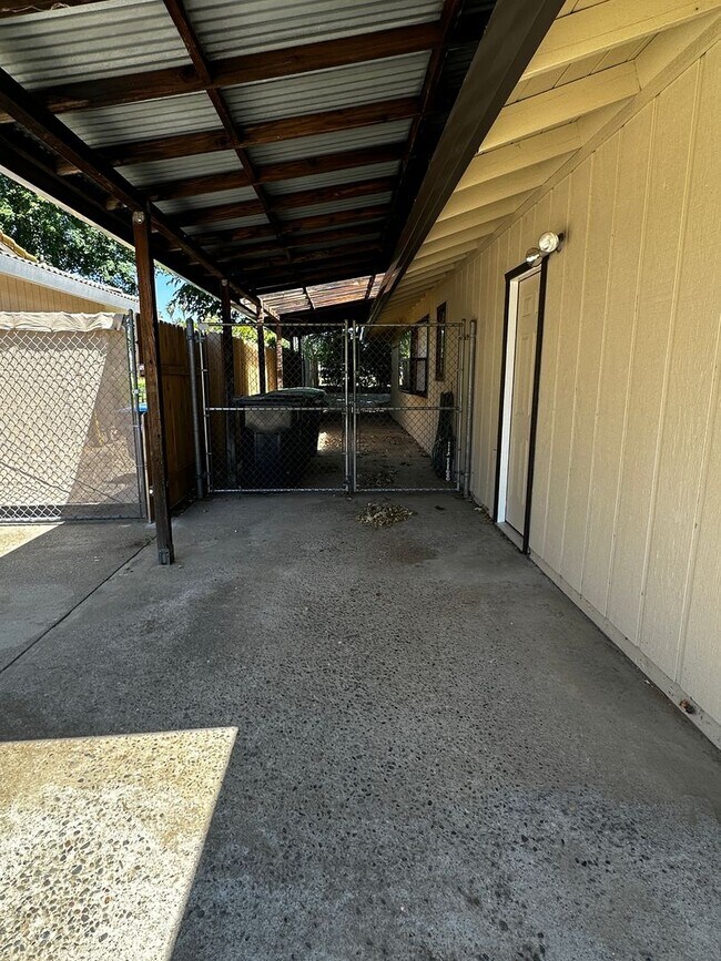 Building Photo - Beautiful Vintage home just 1 block from t...
