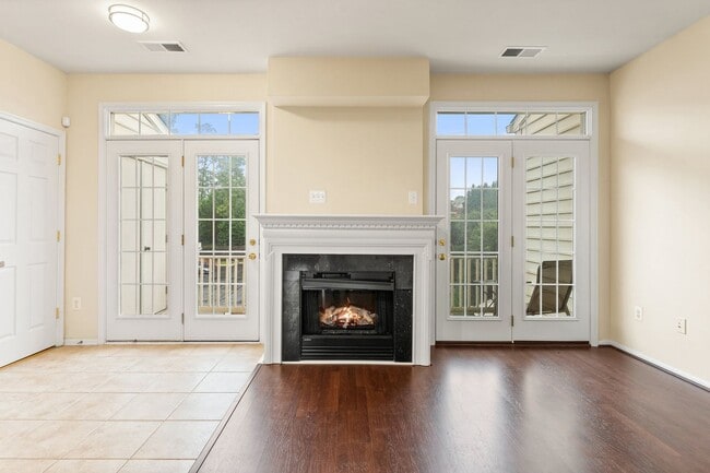 Building Photo - Commuter's Dream! Stylish 3-Bedroom Condo ...