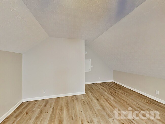 Building Photo - 240 Green Hills Dr