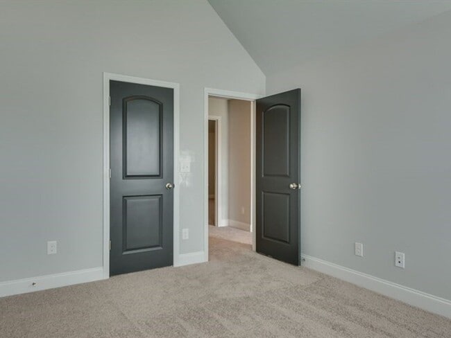Building Photo - Centrally Located Home Sweet Home