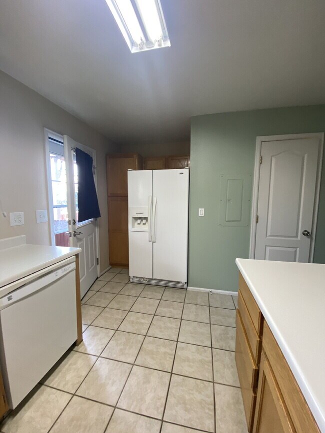 Building Photo - 3 bedroom townhouse - Plumtree