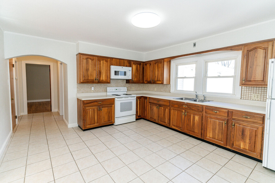 Kitchen featuring built in convection/microwave oven - 28 Newman St