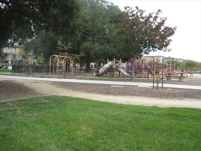 Building Photo - Luxury 2 Bedroom, 2.5 Bath Townhome Near D...