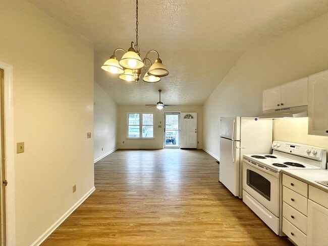 Building Photo - 841 Sylvia Ln