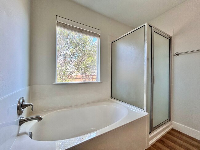 Building Photo - Inviting 4/BR 2/BA Home with Spacious Back...