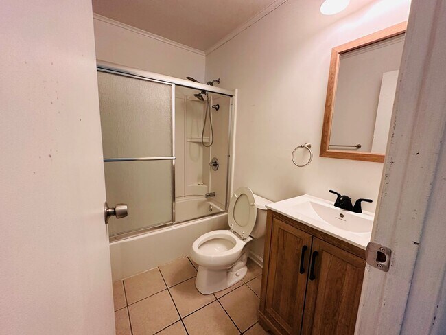 Building Photo - 2 Bedroom 1 bath Duplex