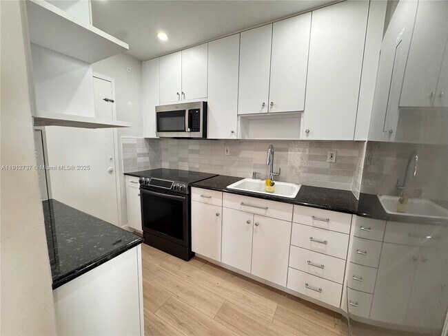 Building Photo - 2899 Collins Ave