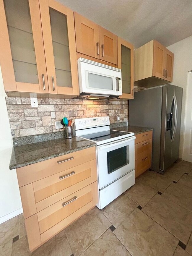 Building Photo - Stylish 3/2 Corner-Unit Condo with Resort ...