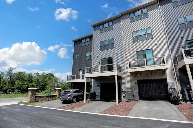 Building Photo - Luxury 4-Story Townhome with Rooftop Terrace!