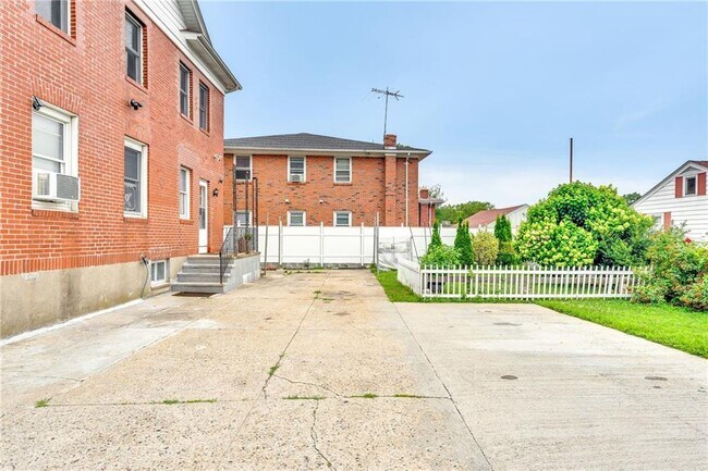 Building Photo - 773 Admiral St