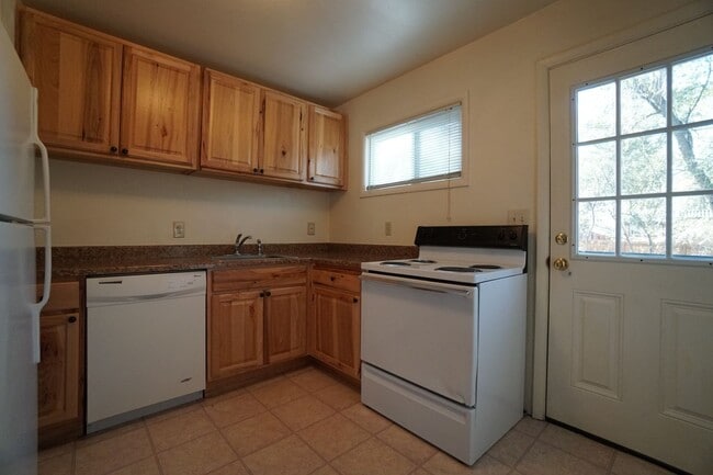 Building Photo - 1912 Cascade Ln