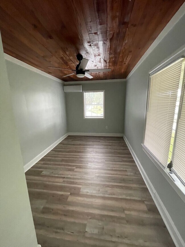 Building Photo - Cozy Upper Unit in Downtown Guyton – 2BR Living with Small-Town Charm