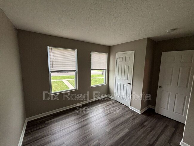 Building Photo - 424 W Kemper Rd
