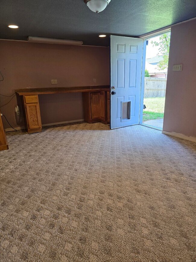 Building Photo - 3 bedroom 2 bath home with basement for lease