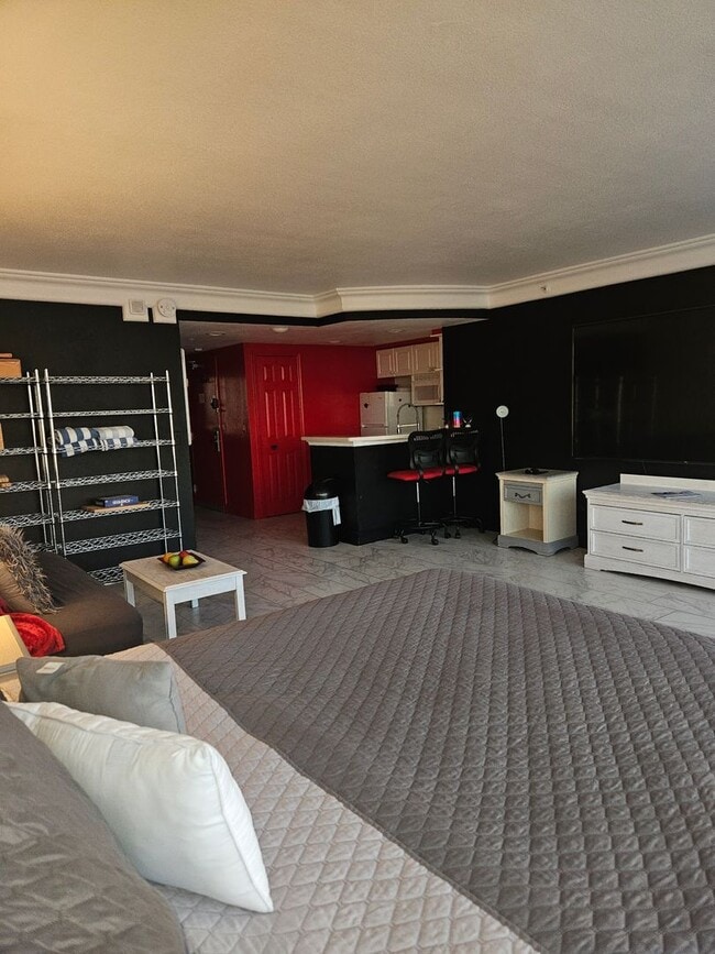 Building Photo - 1 BEDROOM 1 BATH CONDO