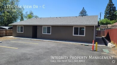 Building Photo - 1216 Oak View Dr