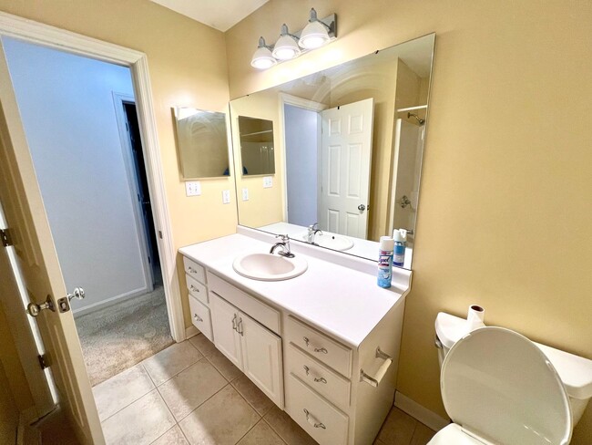 Building Photo - Beautiful Townhome - 3 bedroom 2.5 bath - Must see!