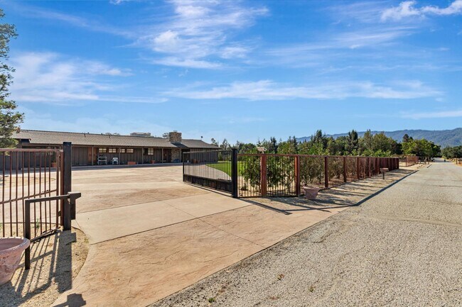 Building Photo - 9270 Linda Vista Ln