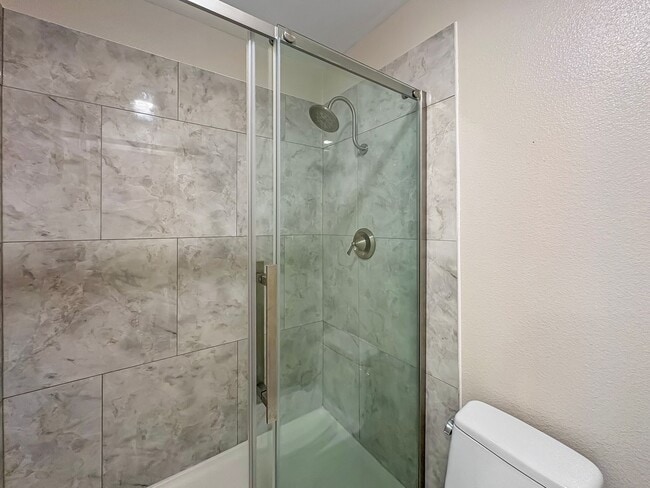 Building Photo - Beautifully updated 2 bed/2bath in the Sum...