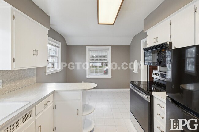 Building Photo - 4336 Lyman Ave