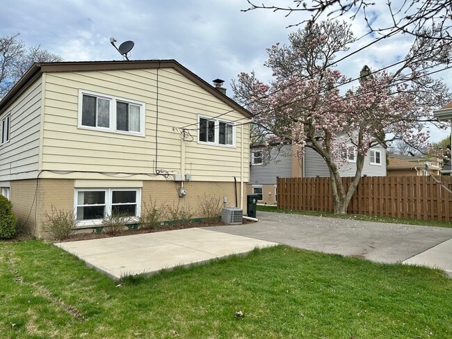 Building Photo - 1243 S Mitchell Ave