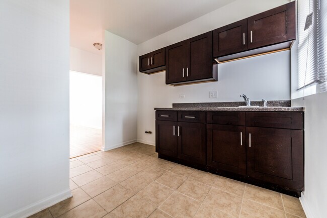 Building Photo - 7406 s Perry Ave Chicago, IL 60621