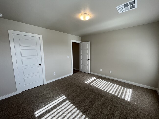 Building Photo - 1302 Ross Ave