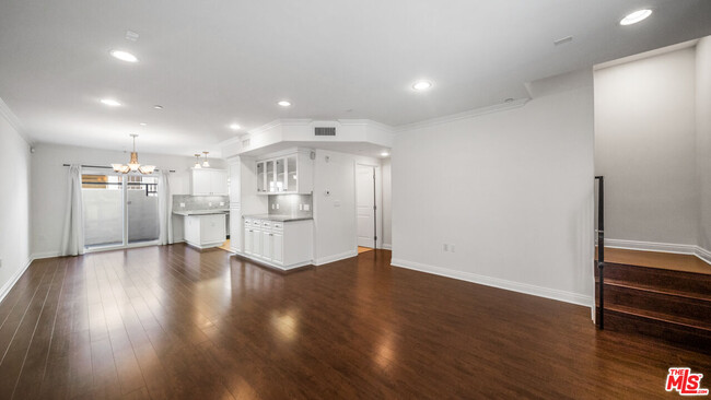Building Photo - 1529 S Beverly Dr
