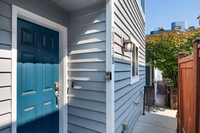 Building Photo - 2025 South Main St