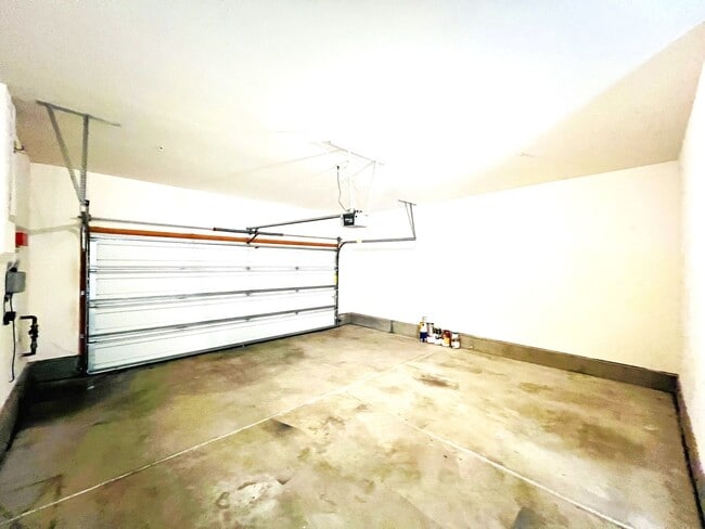 Building Photo - Beautiful 4 Bedroom, 2.5 Baths Single Family Home with 3 Car Tandem Parking Garage and Backyard w...