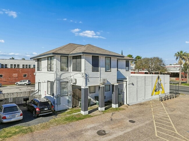 Building Photo - 2115 Broadway Avenue J