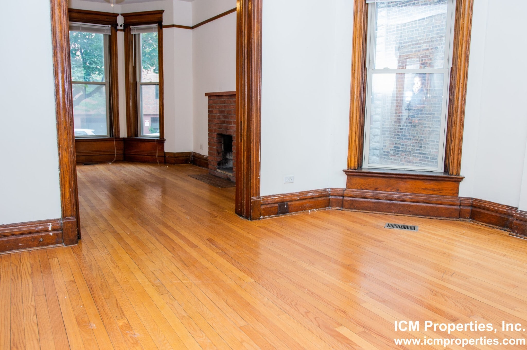 Building Photo - 847 W Wellington Ave