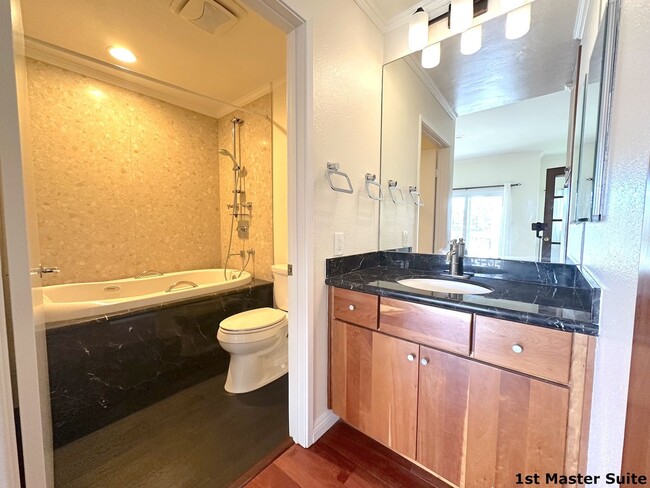 Building Photo - Spacious 3-Bedroom Condo for Rent in UTC –...