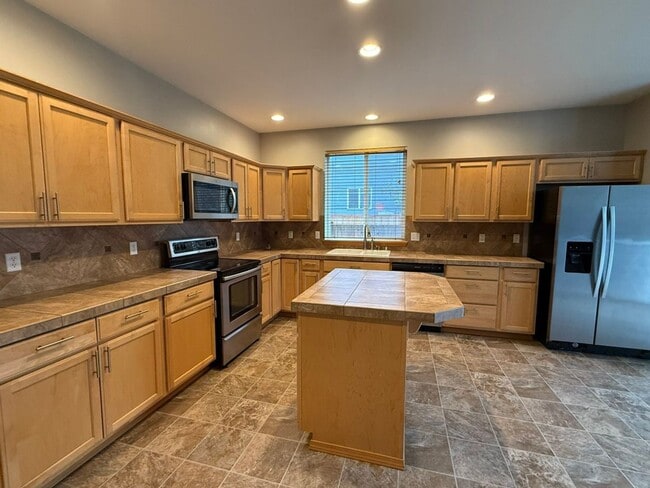 Building Photo - 5Bd/2.5Ba Maple Valley House