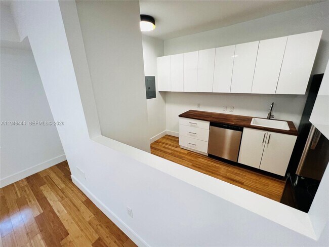 Building Photo - 960 Bay Dr