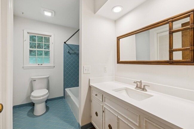 Building Photo - 1972 Sunnyside Dr